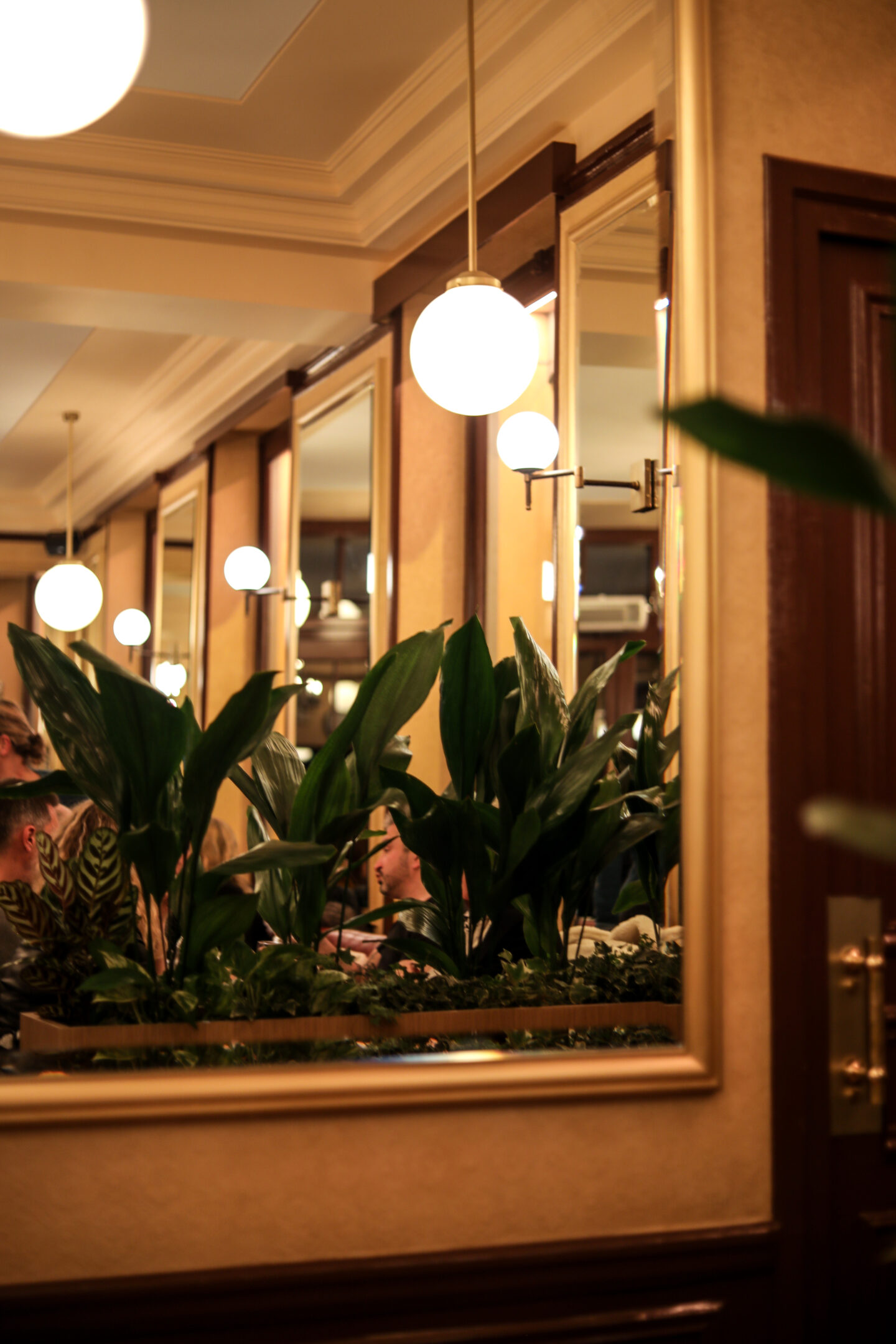 Intérieur chalereux du petit bouillon versailles