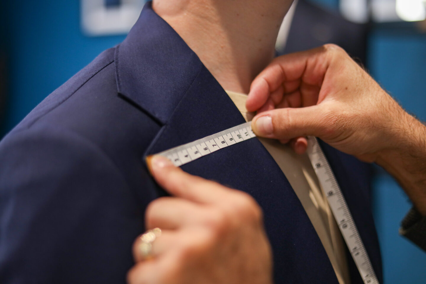 Prise de mesure pour la confection d'une veste de tailleur italien sur-mesure Virum dans la boutique de Versailles