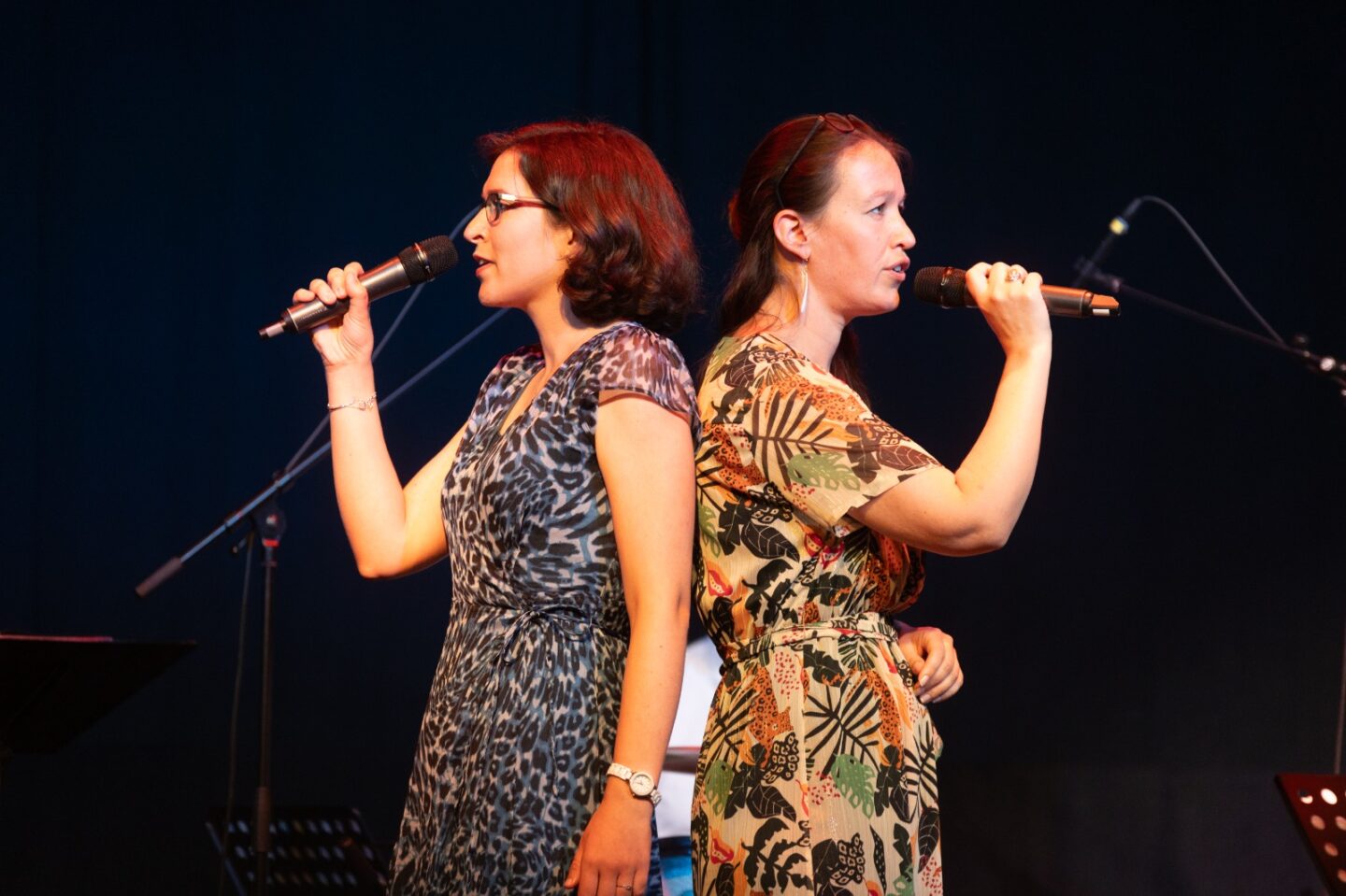 deux élèves de l'école de chant adélie chantant lors du concert live de fin d'année
