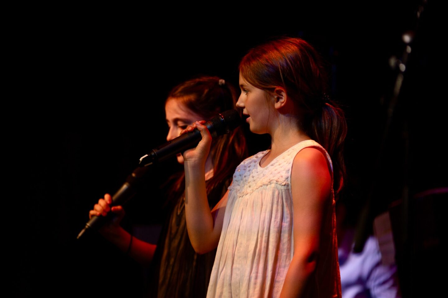 enfants de l'école adélie qui chantent lors du spectacle de fin d'année
